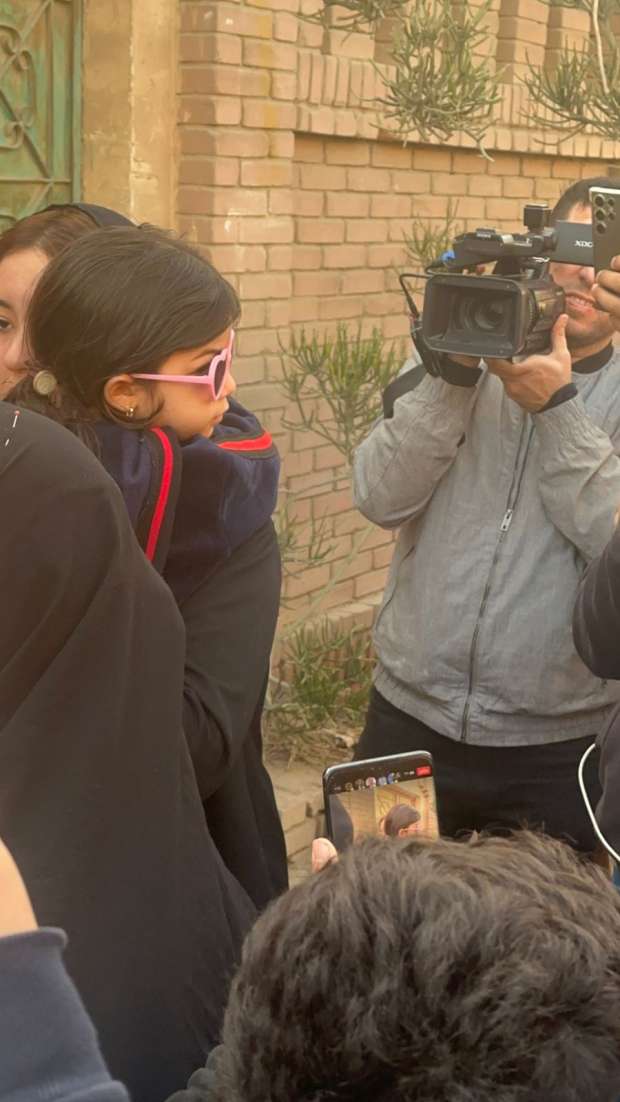 تعاطف الجمهور مع صغيرة حلمي بكر... ظهرت مع شقيقها لتلقي نظرة الوداع على والدها